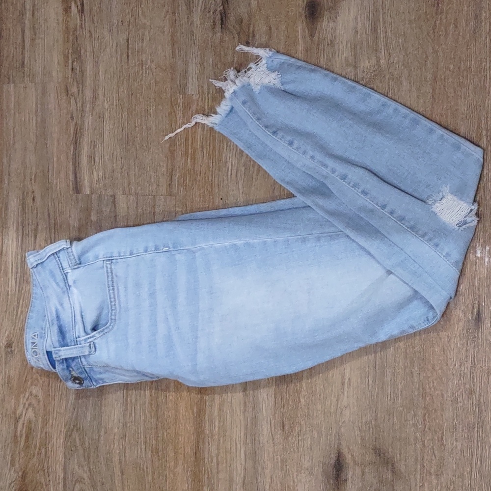 Arizona jeans distressed. Light wash jeans